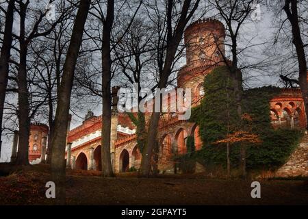 Fassade mit Türmen der Burg in Kamieniec Zabkowicki Polen Stockfoto