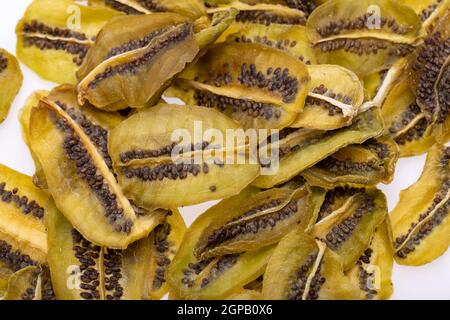 Getrocknete Kiwi-Fruchtscheiben. Perfekt als Snack, zusätzlich zu Eis und anderen Desserts. Stockfoto