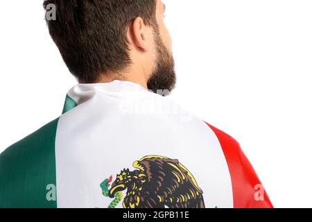 Schöner Mann mit mexikanischer Flagge auf weißem Hintergrund Stockfoto