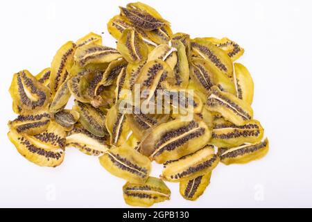 Getrocknete Kiwi-Fruchtscheiben. Perfekt als Snack, zusätzlich zu Eis und anderen Desserts. Stockfoto