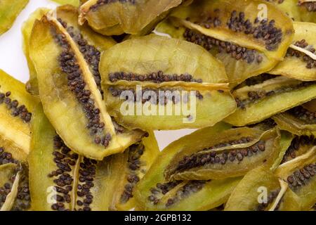 Getrocknete Kiwi-Fruchtscheiben. Perfekt als Snack, zusätzlich zu Eis und anderen Desserts. Stockfoto