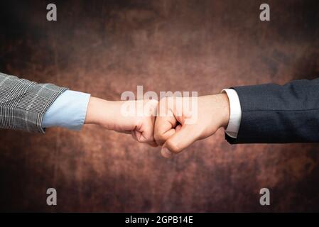 Junge Geschäftsleute, die sich im Büro die Hände schütteln. Erfolgreiche Besprechung wird beendet. Drei Personen. Breitbild-Panorama Stockfoto