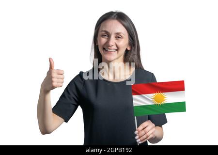 Glückliche junge weiße Frau hält Flagge von Kurdistan und zeigt die Klasse von Hand isoliert auf weißem Hintergrund. Stockfoto