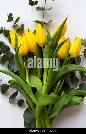 Schöne gelbe Tulpen auf einem weißen Tisch Stockfoto