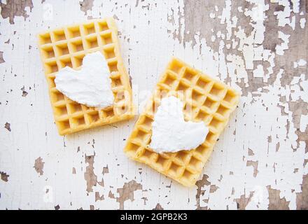 Sehr schöne Belgische Waffeln auf einem alten Tabelle Stockfoto