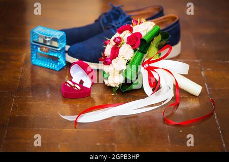 Der Bräutigam Kleidung. Trauringe, Schuhe, Manschettenknöpfe und Fliege. Stockfoto