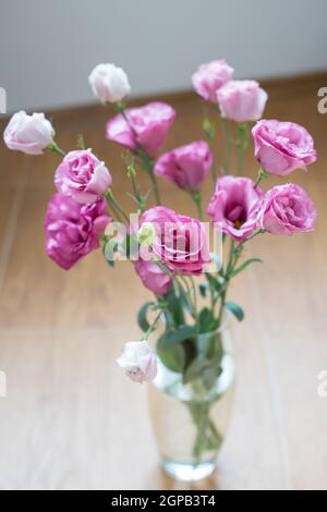 Schönen Blumenstrauß hell rosa Blumen in einer Vase eustoma Stockfoto