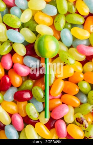 Süße, fruchtige Lutscher und Gelee-Bohnen. Draufsicht. Stockfoto