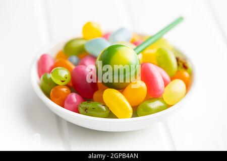 Süße, fruchtige Lutscher und Jelly Beans auf weißem Tisch. Stockfoto