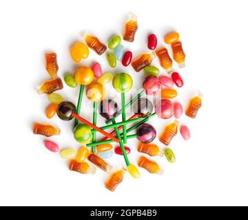 Verschiedene bunte Süßigkeiten. Lutscher, Gelee Bohnen und Gummibonbons isoliert auf weißem Hintergrund. Stockfoto