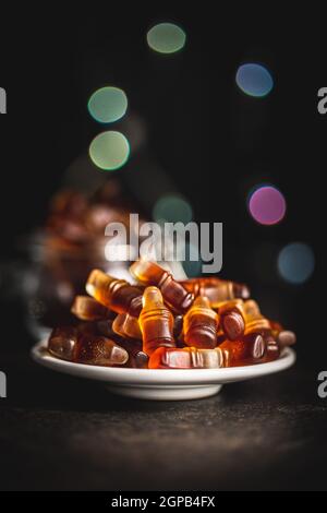 Gelee Bonbons mit Cola-Geschmack auf schwarzem Tisch. Stockfoto