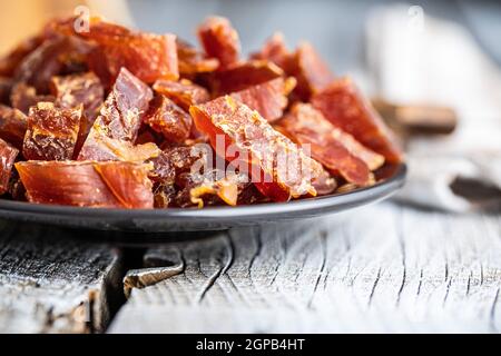 Getrocknetes Hühnerfleisch. Leckeres, ruckiges Fleisch auf dem Teller. Stockfoto