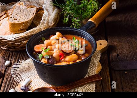 Köstlicher Bohneneintopf mit Wurst und Kartoffeln Stockfoto
