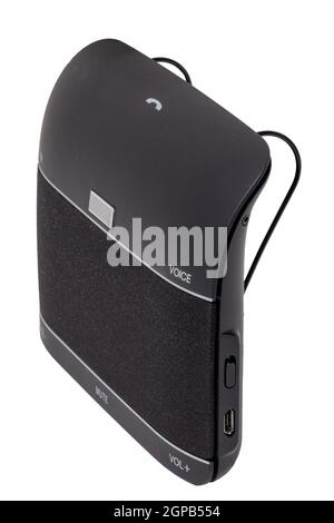 Bluetooth-Geräte. Nahaufnahme eines bluetooth-Freisprechwagens mit Mikrofon und Lautsprecher für Anrufe und Musik-Streaming isoliert auf weißem Hintergrund. Cl Stockfoto