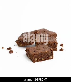 Gebackene Schokolade Brownie Stücke mit Walnuss isoliert auf weißem Hintergrund, leckeres Dessert Stockfoto