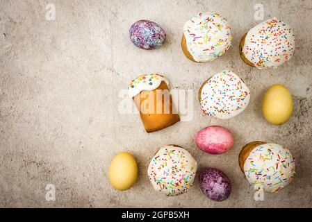 Osterkuchen und Ostereier auf einem schönen strukturierten Hintergrund. Frommer Feiertag des hellen Osterfestes. Stockfoto