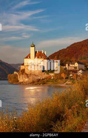Kleine Burg oberhalb der Donau Schonbuhel in den romantischen Sonnenuntergang, Österreich Stockfoto