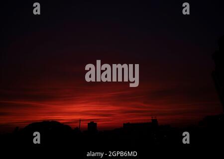 City Skyline Silhouette Sonnenuntergang mit Parlamentsgebäude und Stadtbild in Bangkok Thailand. Ein weiterer wunderschöner Himmel bei Sonnenuntergang. Sonnenwolken im Sonnenuntergang. Sonnenuntergang Stockfoto