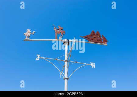 Windvane, die das Segelschiff Cervantes zeigt, das vor der Küste der Stadt Cervantes, Don Quixote und Sancho Panza, Westaustralien, Austr, versank Stockfoto