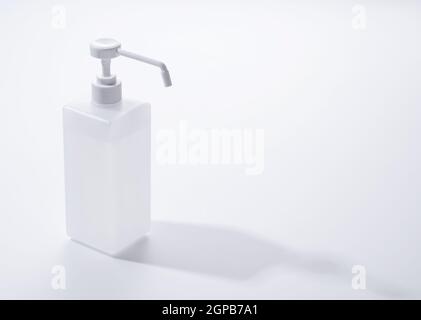 Eine Flasche alkoholdesinfizierenden Sprays auf weißem Hintergrund im Kopierbereich. Bild von Desinfektion und Hygiene. Stockfoto