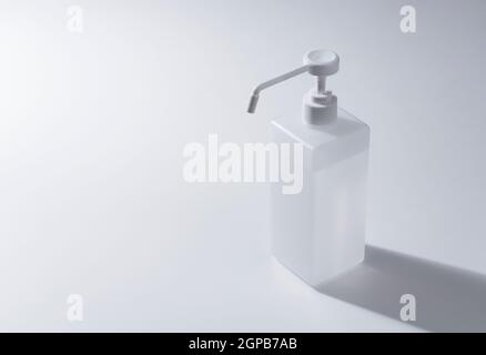 Eine Flasche alkoholdesinfizierenden Sprays auf weißem Hintergrund im Kopierbereich. Bild von Desinfektion und Hygiene. Stockfoto