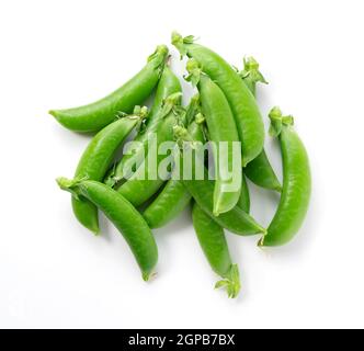 Viele Schnapperbsen auf weißem Hintergrund. Blick von oben. Stockfoto