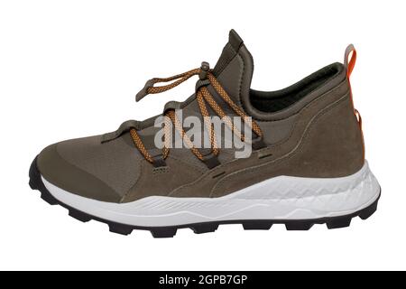 Herrensportschuhe. Nahaufnahme eines einzelnen braunen Sneakers oder Sportschuhs isoliert auf weißem Hintergrund. Beschneidungspfad. Elegante und trendige Herrenschuhe. Stockfoto