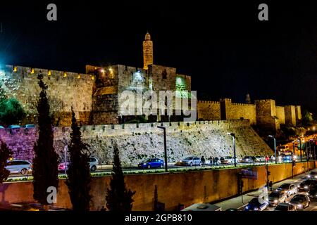 JERUSALEM, ISRAEL, DEZEMBER - 2019 - Nachtszene an der Außenseite der alten jerusalemmauern Stockfoto