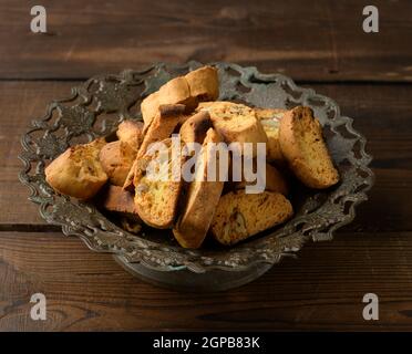 Stücke von gebackenen italienischen weihnachten Biscotti Cookies in einer Metallplatte, Draufsicht Stockfoto