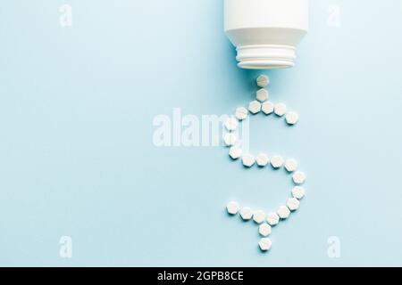 Medicine Pillen Dollar-Form mit Flasche auf blauem Hintergrund. Ergebniskonzept. Stockfoto