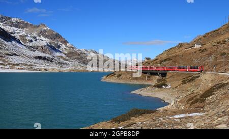 Zug über den Bernina-pass Stockfoto