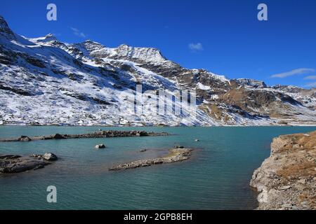 Türkisblauen Lac Blanc und hohe Berge Stockfoto