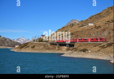 Trainieren Sie auf dem Benina-Pass Stockfoto