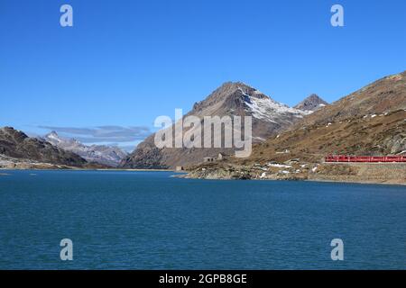 Zug auf die Bernina-Pass und türkisblauen Lac Blanc Stockfoto