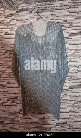 Des Ritters Kettenrüstung auf einem Kleiderbügel hängen. Einbau von ritterlichen Regimentals. Stockfoto