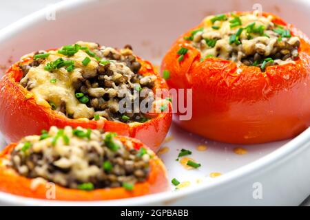 Gebackene Tomaten mit Linsen Stockfoto