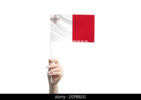 Schöne weibliche Hand hält Malta Flagge, isoliert auf weißem Hintergrund. Stockfoto