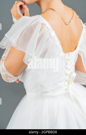 Vertikale Aufnahme einer Frau in einem weißen Hochzeitskleid Stockfoto
