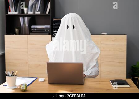 Ghostwriter Im Büro. Creative Ghost Writer Mit Computer Stockfoto