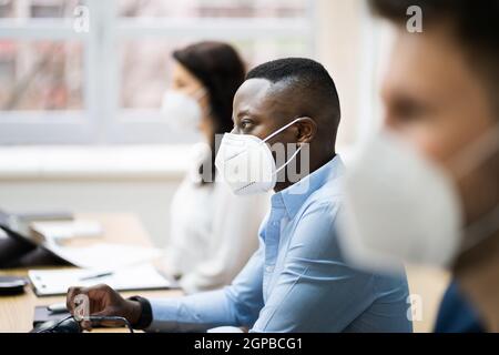 Verschiedene Menschen Gruppe Trägt Gesichtsmaske Im Büro Stockfoto