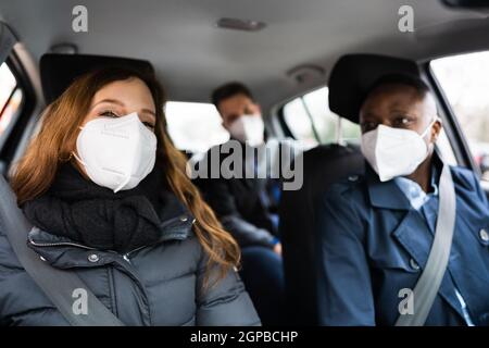 Carpool Ride Share. Freunde Genießen Taxi In Face Mask Stockfoto