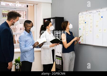 Agile Business-Projekt Kanban Board Tragen Gesichtsmaske Stockfoto