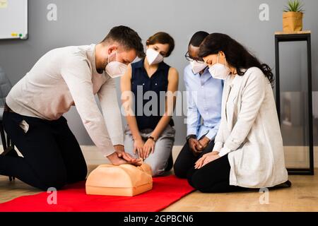 Erste Hilfe HLW Reanimation Training in Face Mask Stockfoto