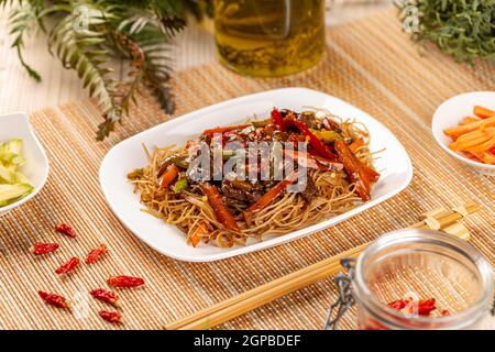 Rinderscheiben in würziger brauner Sauce mit Nudeln und Gemüse, chinesisches Hauptgericht Stockfoto