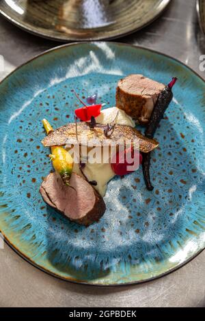 Schweinelende mit Kartoffelpüree gegrillte Karotten und Süßes Kartoffelchips Stockfoto