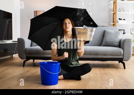 Wasserleck Im Haus Von Der Decke. Schaden Und Versicherung Stockfoto