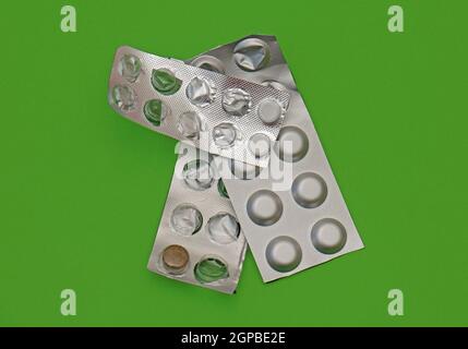 Medicine Pillen in neuen und gebrauchten Silberblasen Stockfoto