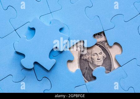 Amerikanische Dollar unter Rätsel versteckt, Business Konzept der Lösung Stockfoto