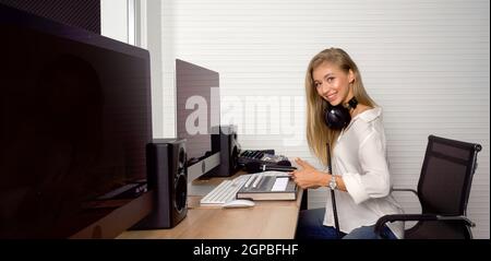 Der Toningenieur überprüft vor Beginn der Arbeiten die Richtigkeit des Audiorecorders. Atmosphäre produziert Musik in einem professionellen Aufnahmestudio. Stockfoto