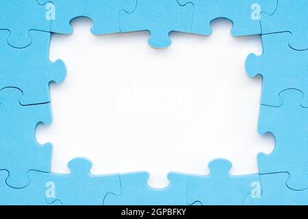 Der Rahmen von blau Puzzle auf weißem Hintergrund für Ihren Text Stockfoto